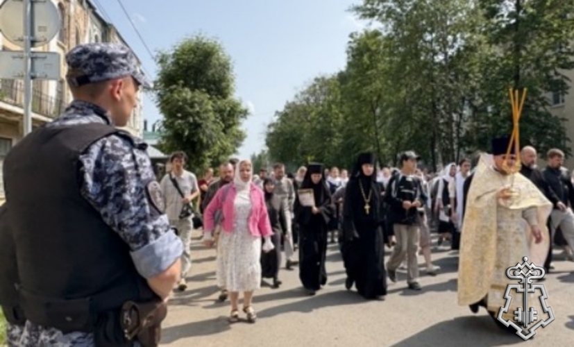 Росгвардейцы обеспечили правопорядок во время Крестного хода в Ростове Великом