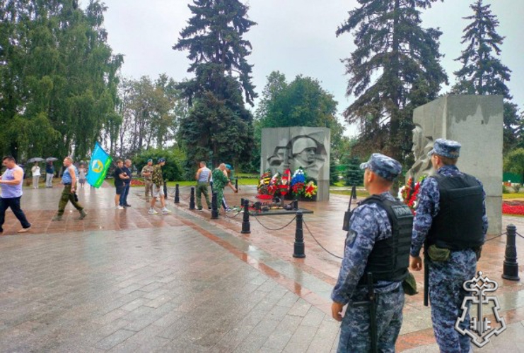 В Ярославской области сотрудники Росгвардии обеспечили правопорядок во время празднования Дня воздушно - десантных войск