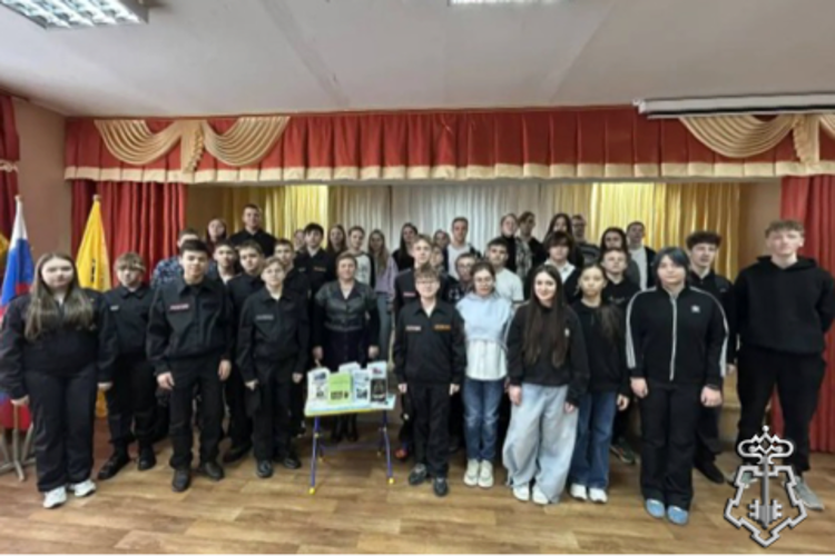 В Переславле-Залесском сотрудники Росгвардии провели урок мужества для кадетского отряда