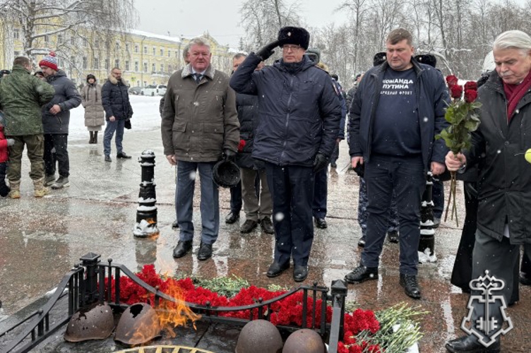 Начальник регионального управления вневедомственной охраны Росгвардии почтил память павших защитников Отечества