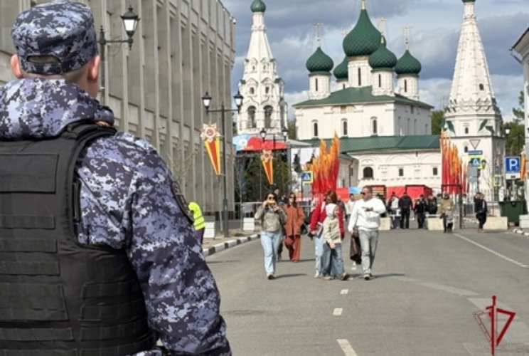 Росгвардейцы обеспечили охрану общественного порядка во время празднования Дня Победы в Ярославле