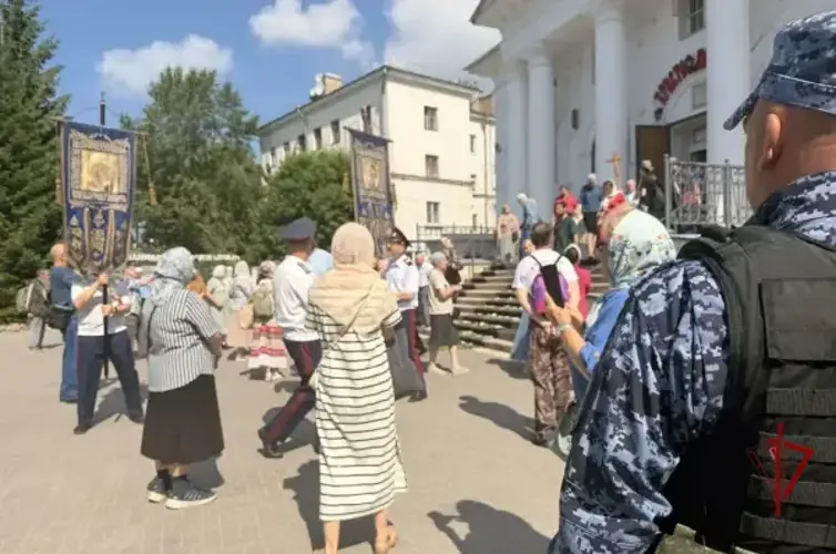 В Ярославле сотрудники Росгвардии обеспечили правопорядок во время Крестного хода 