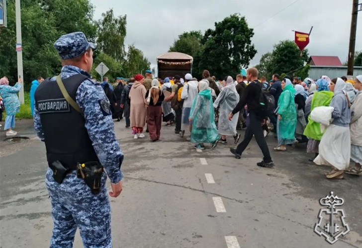 Росгвардейцы обеспечили правопорядок во время крестного хода в Ярославской области