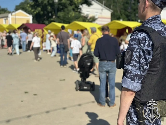 РОСГВАРДЕЙЦЫ ОБЕСПЕЧИЛИ БЕЗОПАСНОСТЬ ВО ВРЕМЯ ПРОВЕДЕНИЯ РЯДА МЕРОПРИЯТИЙ В ЯРОСЛАВСКОЙ ОБЛАСТИ