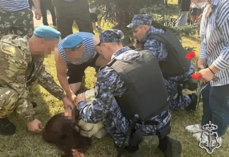 Росгвардейцы оказали помощь беременной женщине во время празднования Дня ВДВ в Ярославле